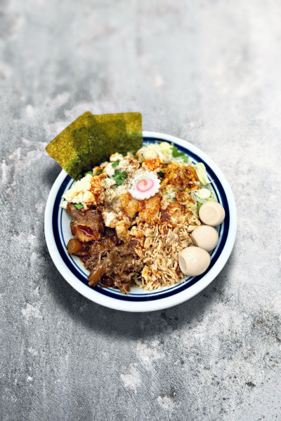 「【限定】辛痺背脂まぜそば+まさお」@らーめん 護什番の写真