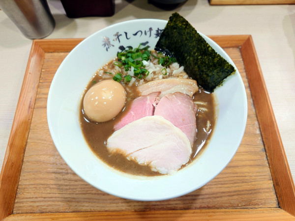 「濃厚煮干しそば+燻製半熟味玉」@煮干しつけ麺 宮元の写真