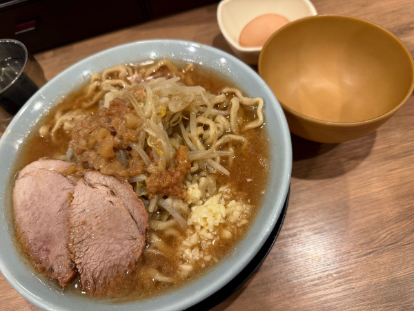 「俺道ラーメン+生卵」@俺の生きる道 上野店の写真