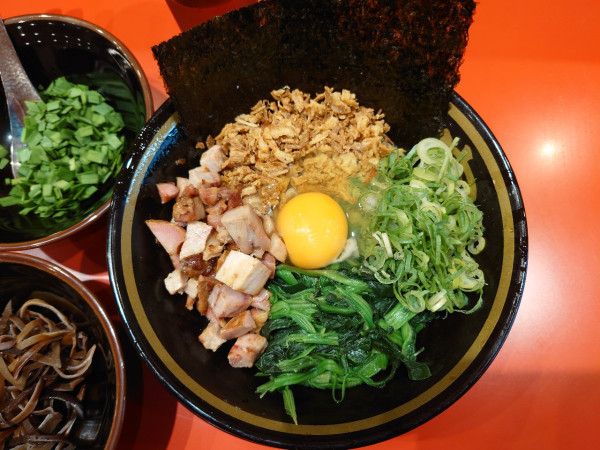 「【限定】油そば（刻みニラ、キクラゲ）」@とらきち家の写真