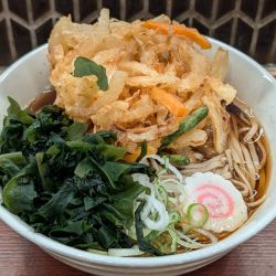 天ぷらそば（650円）、大盛り（150円）