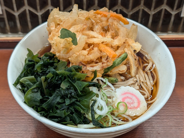 「天ぷらそば（650円）、大盛り（150円）」@十割蕎麦 さがたに 新宿京王モール店の写真