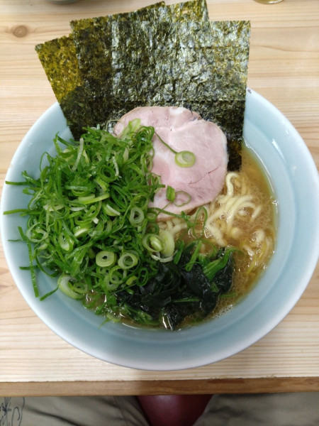 「ラーメン並（カタメコイメ）＋九条ねぎ」@横浜ラーメン 花笠家の写真