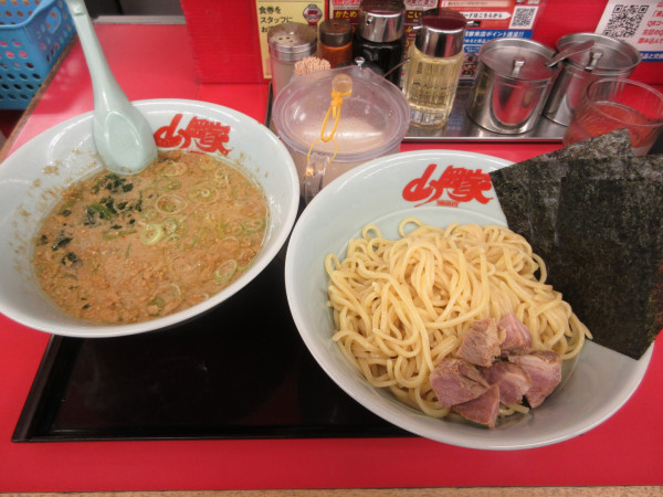 「醤油つけ麺（８４０円）＋クーポンコロチャー」@ラーメン山岡家 阿見店の写真