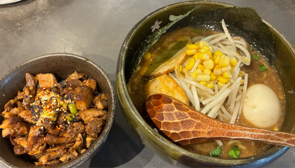 「特製みそこってりらーめん 1350円+炙りチャーシュー丼400円」@桜田みそらの写真