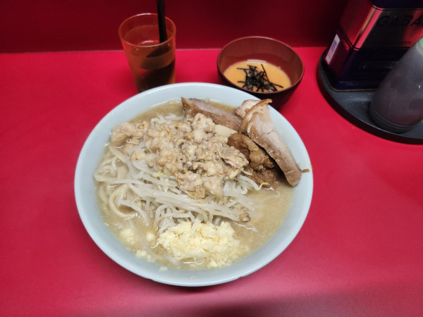 「ラーメン(ニンニクアブラ)+生とじ玉子」@ラーメン二郎 新宿歌舞伎町店の写真