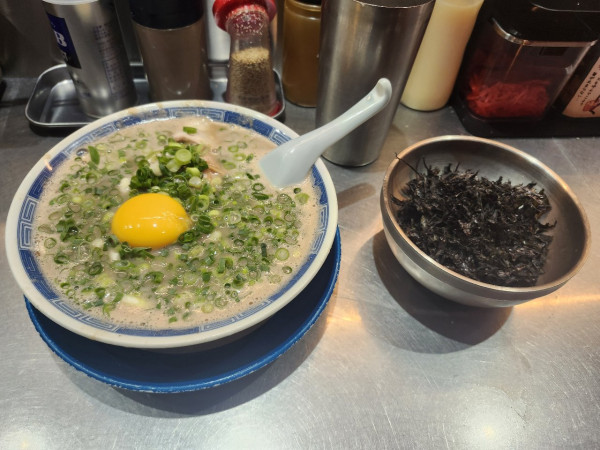 「まるちゃん熟成豚骨+岩海苔」@箕輪家 中野旗艦店の写真