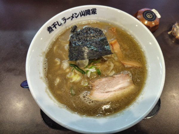 「煮干し豚骨ラーメン」@煮干しラーメン山岡家 フォレストモール甲斐店の写真