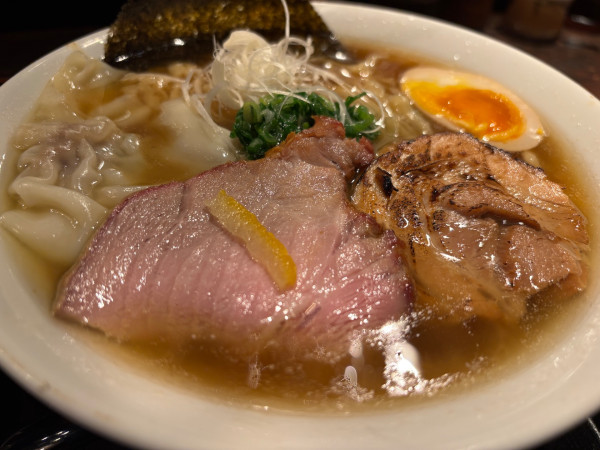 「鶏がら醤油らーめん＋バラチャーシュー＋味玉（1620円）」@麺処 三虎の写真