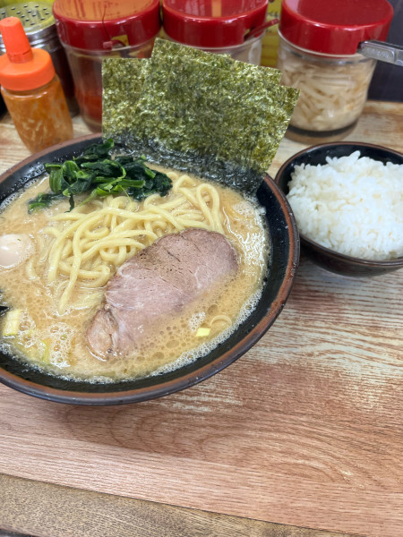 「醤油　並み+小ライス　　1000」@横浜家系ラーメン らっち家の写真