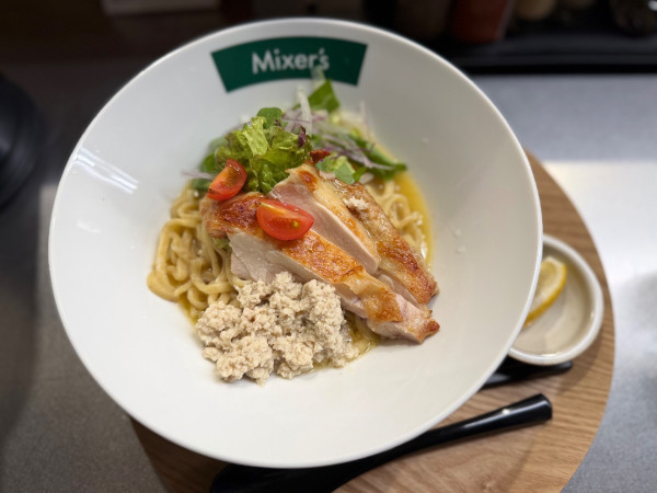 「グリルチキン&サラダ 1355円(税込1490円)」@MIXER'S 原宿店の写真