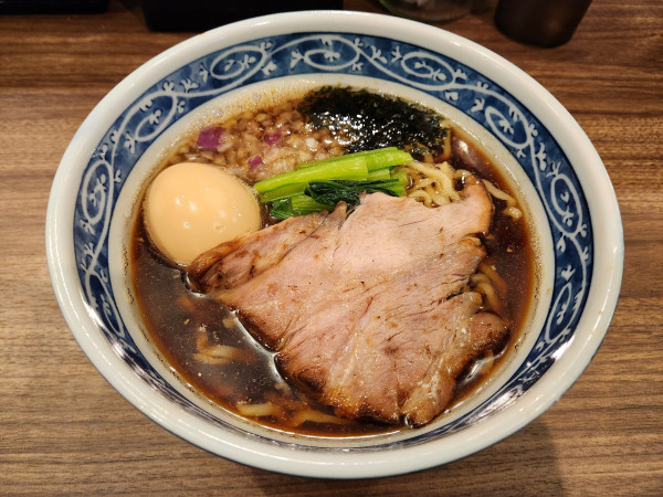 「生姜醤油ラーメン 味玉 手揉み麺」@NOODLEパドルの写真
