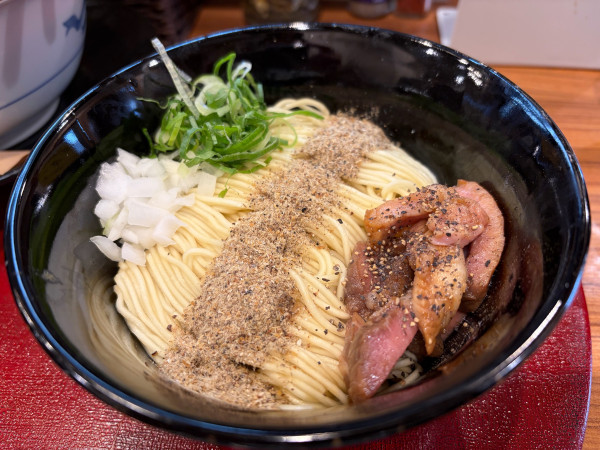 「46（ヨンロク）煮干し中華蕎麦1200円 和え玉300円」@煮干し中華蕎麦 彩葉にの写真