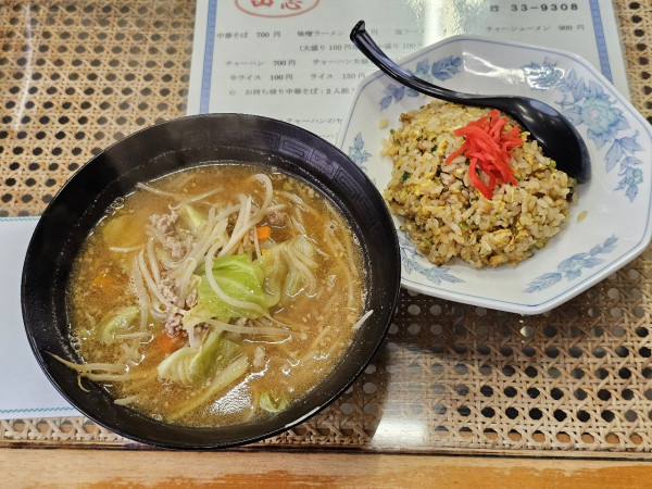 「小味噌ラーメンと小チャーハン　1000円」@山忠食堂の写真