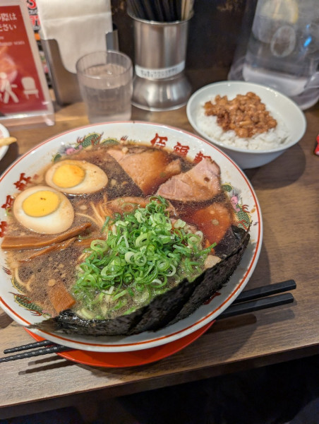 「特製ラーメン・背脂ご飯」@伍福軒 渋谷店の写真