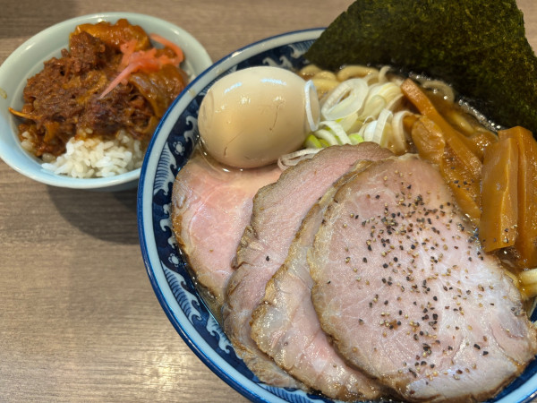 「ラーメン+チャーシュー+燻玉+牛すじ丼ミニ(1970円)」@兎に角 松戸店の写真