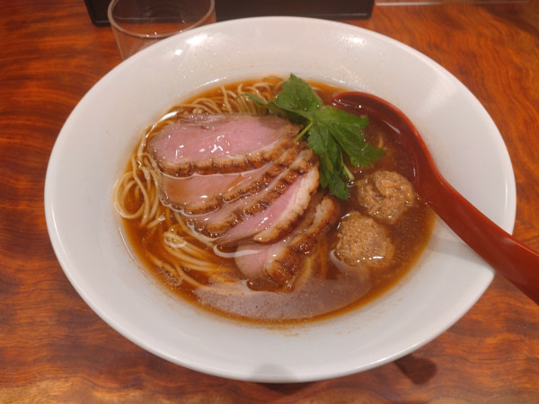 「【限定】鴨そば』¥1600+鴨ロース(2枚)¥250-」@三馬路 東京店の写真