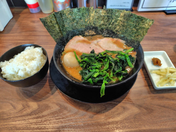 「直伝らーめん　ライス　1250+150」@家系ラーメン王道家直伝 との丸家 八千代店の写真