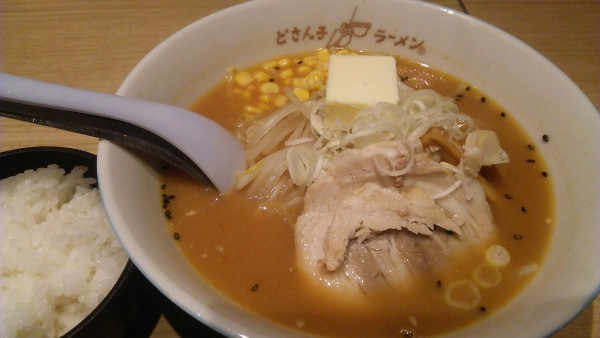「味噌ラーメン 800円+バター 100円+ライス小 190円」@麺酒蔵どさん子 新木場店の写真