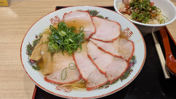 「元町醬油ラーメン+チャーシューご飯¥1150」@元町ラーメン 天華 CIAL桜木町店の写真