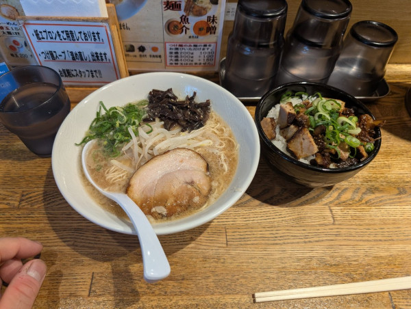 「醤油ラーメン・肉ご飯」@でびっと 中延店の写真