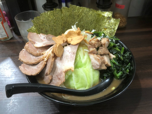 「マキシマムザラーメン並（1,700円）」@横浜家系ラーメン 家家家 錦糸町店の写真