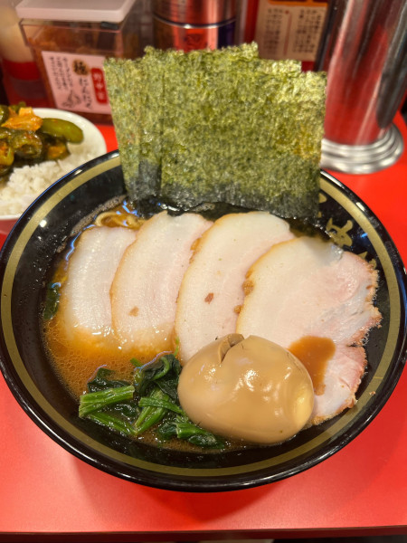 「燻製チャーシュー麺　味玉　ライス無限」@横濱家系ラーメン 十代目野中家の写真