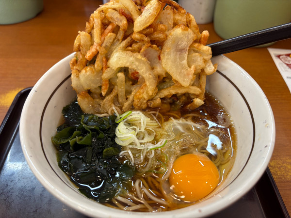 「天ぷらそば660円+生卵130円🟰790」@山田うどん食堂 智光山公園店の写真