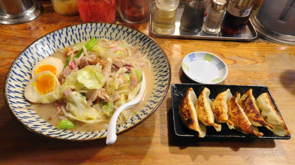 「チャンポン(1,200円)+味玉(100円)+焼ギョーザ」@元祖長浜 大学ラーメンの写真