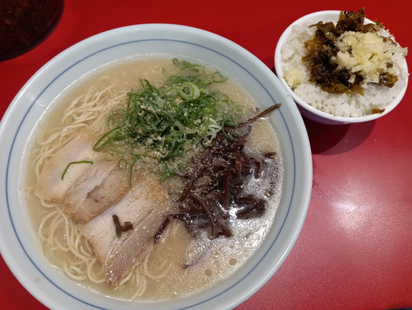 「本場博多ラーメン+ライス（¥700+ランチタイムサービス)」@本場博多ラーメン せまかっちゃん 神田店の写真