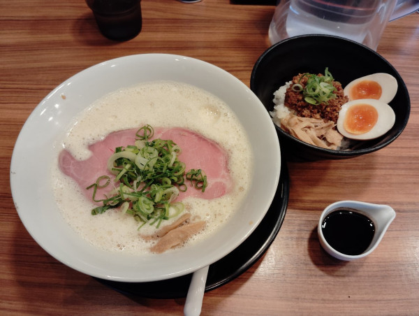 「鶏泡白湯ラーメン　味玉台湾ミンチ丼セット　黒マー油追加」@麺匠 麦之助の写真
