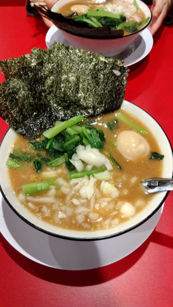 「特製ラーメン+生小松菜+たまねぎ+サービス万能ねぎ」@家系ラーメン 王道家直系 修の写真