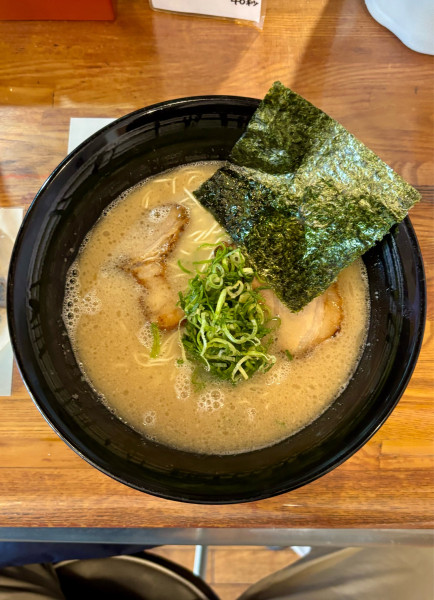 「醤油とんこつ（800）」@博多とんこつラーメン しろひげの写真