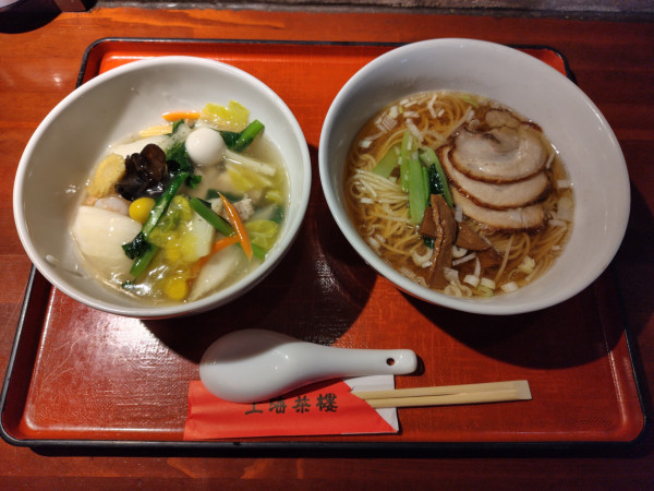 「選べるハーフ＆ハーフ（五目ご飯とチャーシュー麺）1100円」@上海茶楼 湖山店の写真