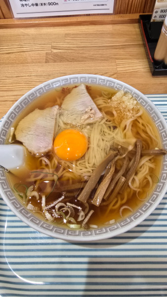 「中華そば　生玉子刻みニンニクＴＰ　900円」@新京亭の写真