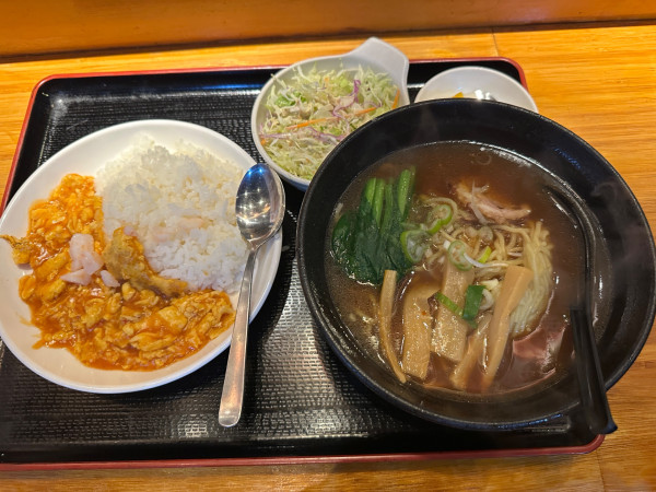 「日替ランチ（醬油ラーメン＋エビと玉子のチリソース丼）935円」@四川料理 福来の写真