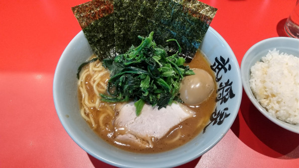「ラーメン並+ほうれん草+半熟味玉」@家系らーめん 武将家 浅草店の写真