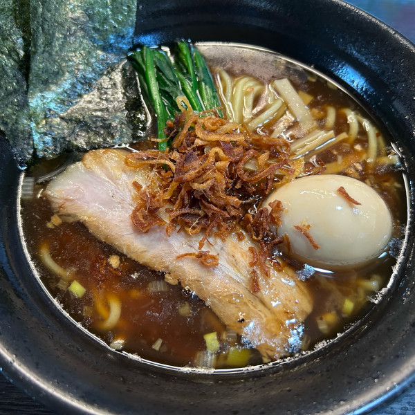 「焦がし醤油(太)＋味玉」@麺屋 番の写真