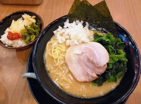 「ラーメン￥880＋ほうれん草￥120＝￥1000」@志木商店の写真