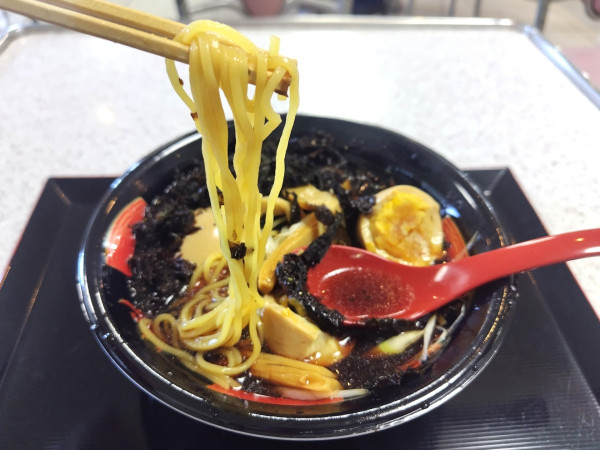「ブラックラーメン 味玉 岩のり 1300円」@佐渡汽船おけさ丸スナック 麺処 おけさの写真