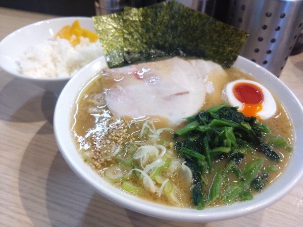 「上ラーメン＋ライス小」@新家系ラーメン気骨家の写真