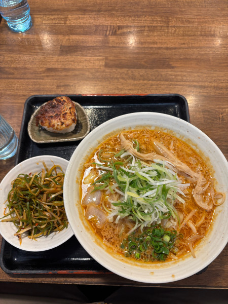 「ランチ　味噌おにぎり付き　味噌ラーメン」@味噌のマルショウ川嶋本店の写真