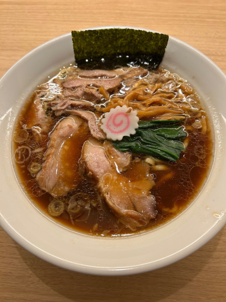 「醤油　半チャーシューメン」@長岡食堂 東京ラーメン横丁店の写真