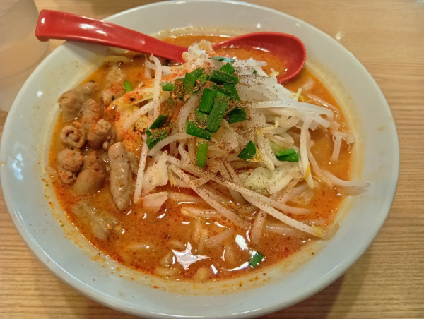 「辛味噌もつラーメン並　サービスライス」@つけ麺らーめん 春樹 新宿御苑前店の写真