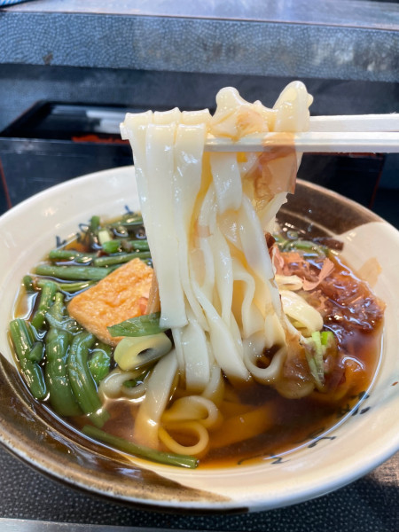 「山菜きしめん　￥５５０」@名代きしめん 住よし JR名古屋駅・新幹線下りホーム店の写真