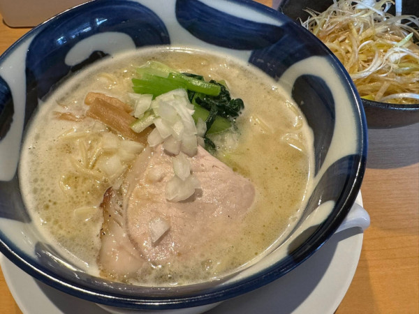 「濃厚鶏白湯らぁ麺（塩）＋白髪ねぎ」@麺酒処 龍さん。の写真