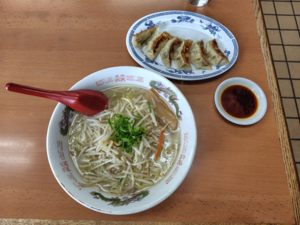 「塩ラーメン630円、ギョーザ370円」@中華料理 湖山の写真