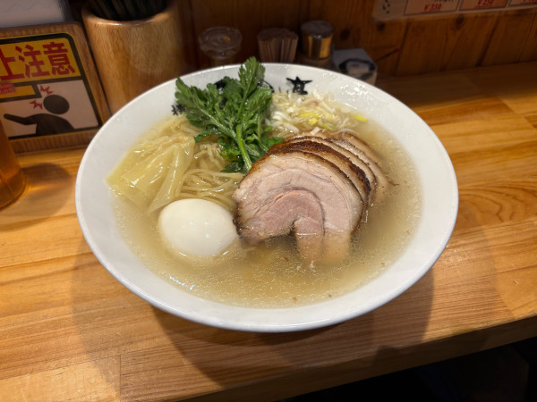 「本丸塩らー麺 + チャーシュー増し + 塩煮たまご」@横濱 本丸亭 新橋店の写真