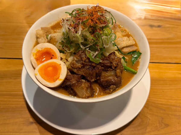 「11月限定（1日10食）味玉和牛ホルモンらぁ麺（味噌）1350円」@鯛骨らぁ麺 あぐらの写真