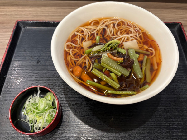 「山菜そば」@いろり庵きらく ペリエ津田沼店の写真